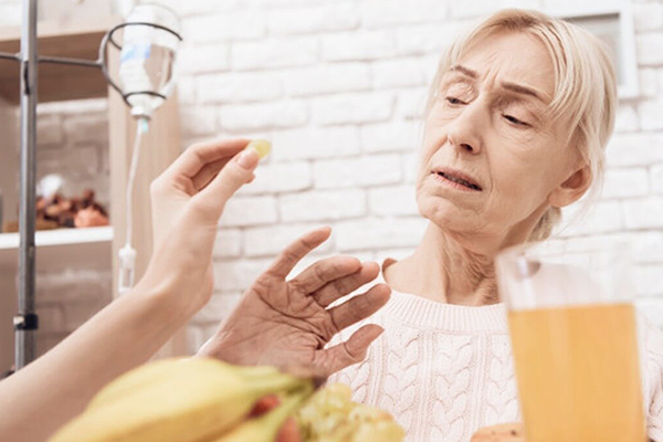 Почему пожилой человек отказывается от еды, и как вернуть аппетит
